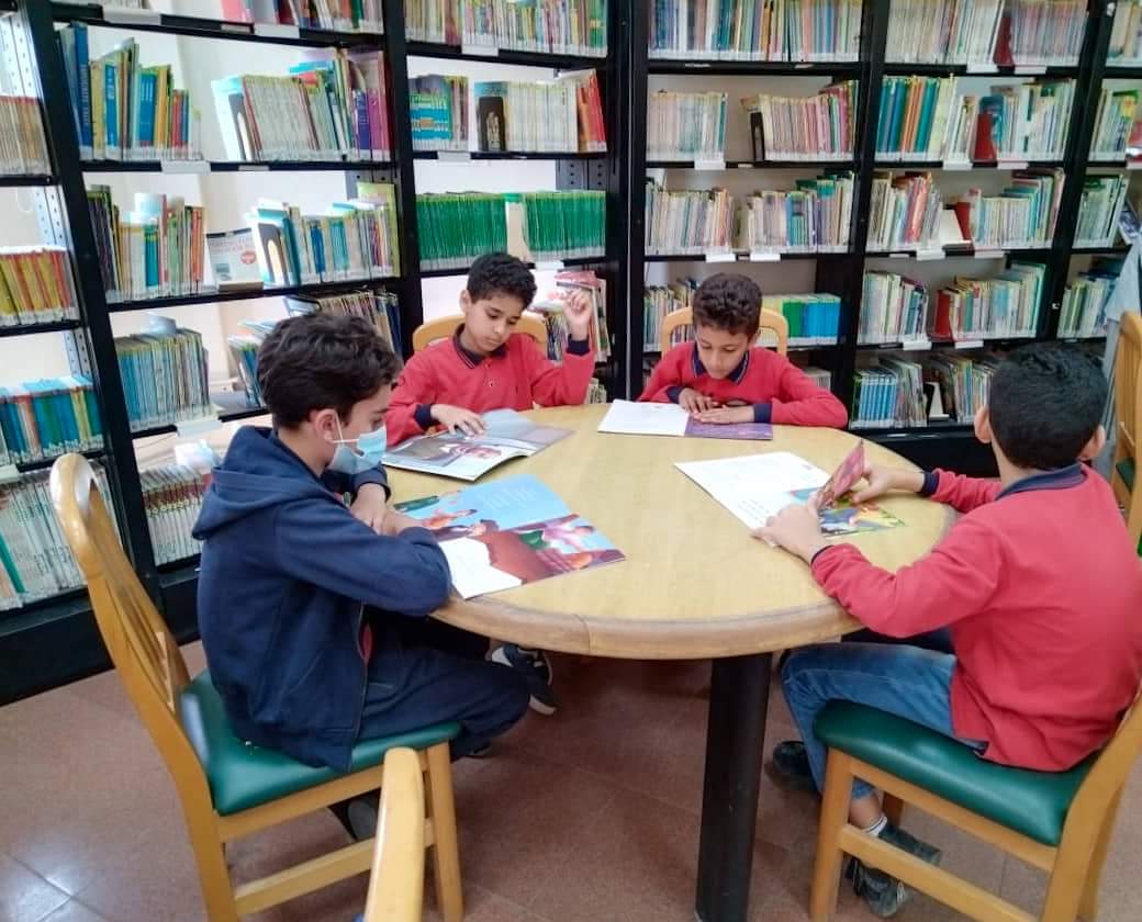 الأطفال يمارسون القراءة