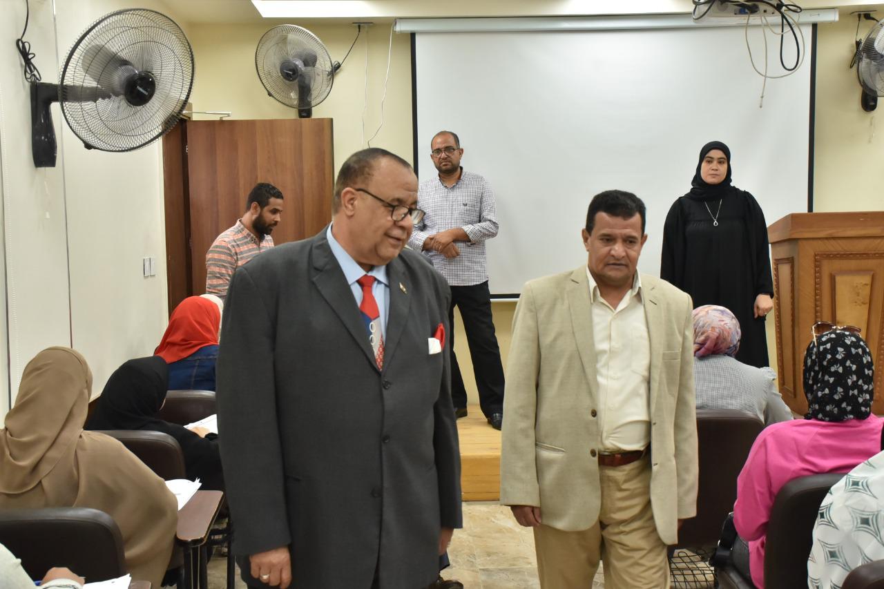 رئيس جامعة الأقصر يتابع سير امتحانات القبول رئيس جامعة الأقصر يتابع سير امتحانات القبول