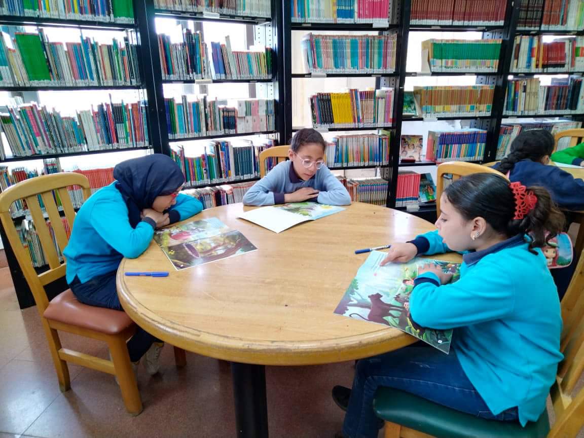 تلاميذ يمارسون القراءة