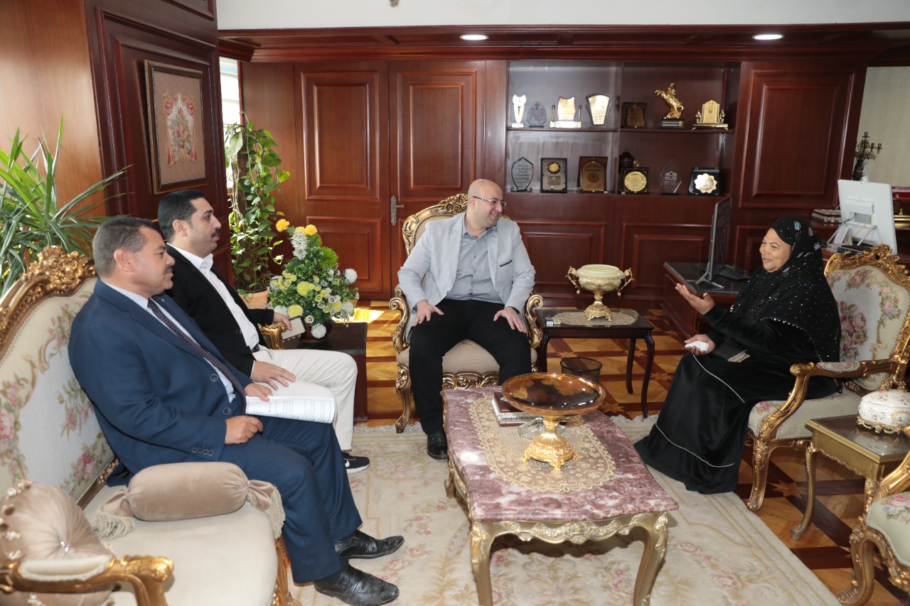 محافظ بنى سويف يلتقى الحاجة رضا سيدة الكرنك ويقرر تخصيص شقة لها  (2)