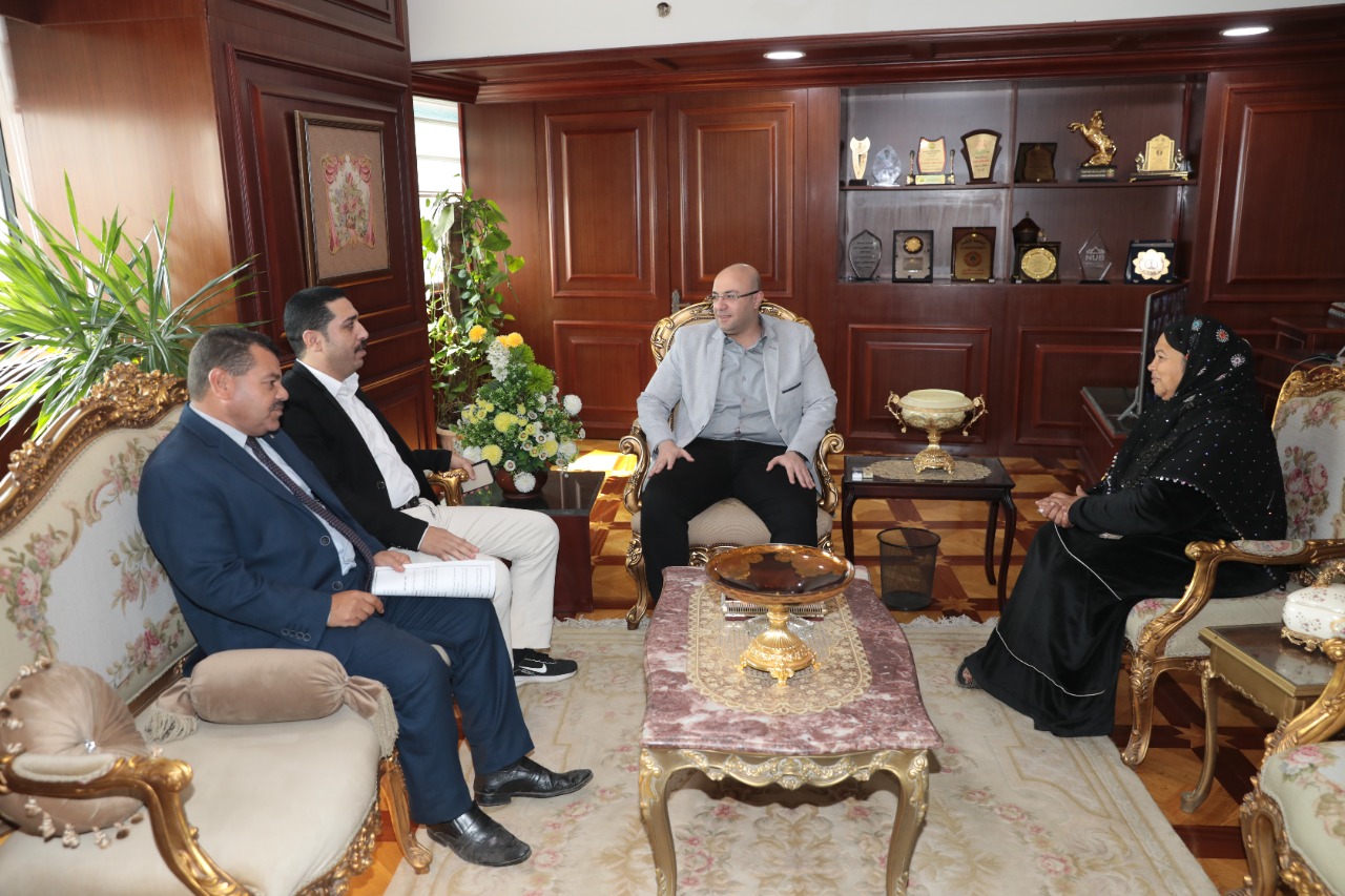 محافظ بنى سويف يلتقى الحاجة رضا سيدة الكرنك ويقرر تخصيص شقة لها  (1)