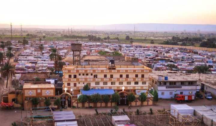 جانب من نصب الخيام حول الدير