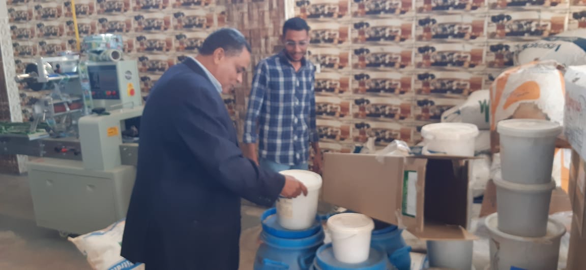 ضبط 3 طن و750 كيلو سلع غذائية منتهية الصلاحية ضبط 3 طن و750 كيلو سلع غذائية منتهية الصلاحية