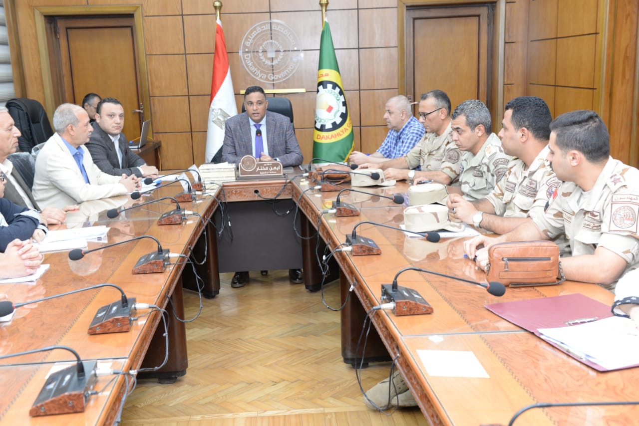 اجتماع محافظ الدقهلية لمتابعة مشروعات حياة كريمة (1)