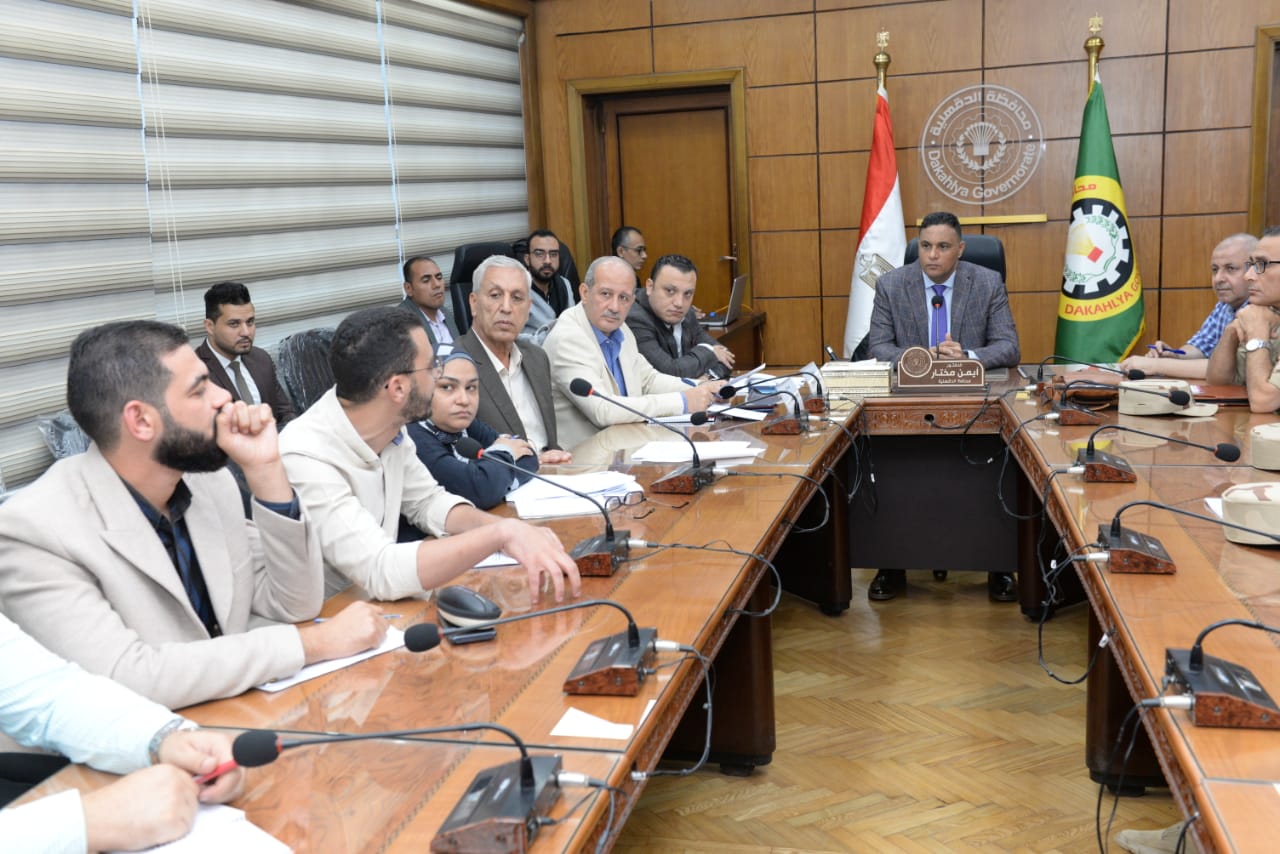 اجتماع محافظ الدقهلية لمتابعة مشروعات حياة كريمة (3)