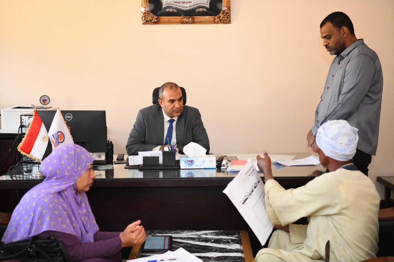محافظ قنا يستقبل المواطنين بمكتبه (2)