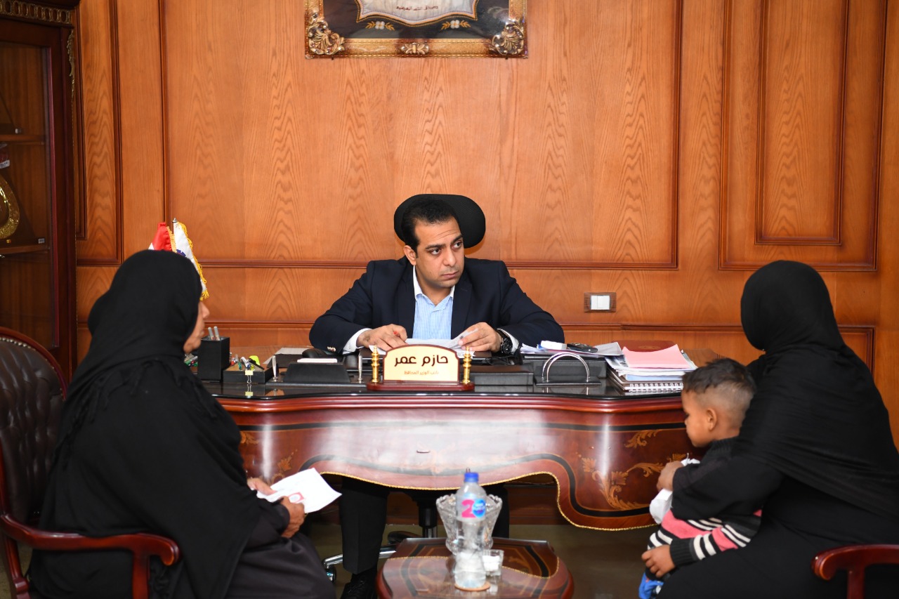 محافظ قنا يستقبل المواطنين بمكتبه (1)