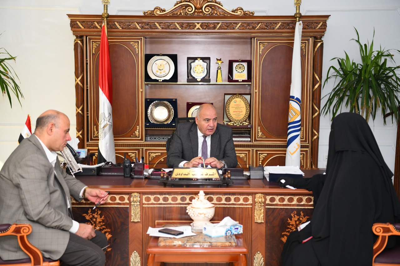 محافظ قنا يستقبل المواطنين بمكتبه (4)