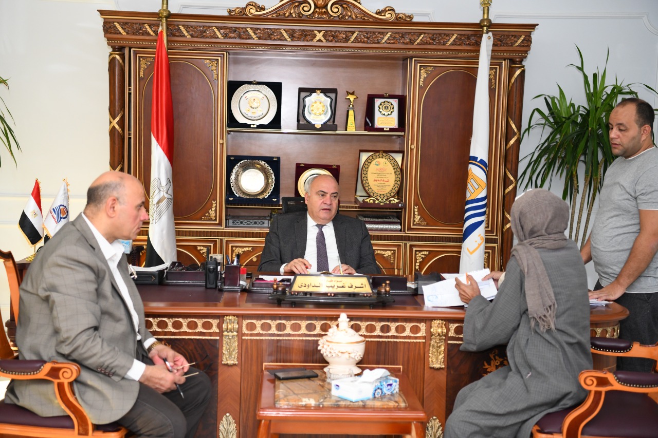 محافظ قنا يستقبل المواطنين بمكتبه (6)