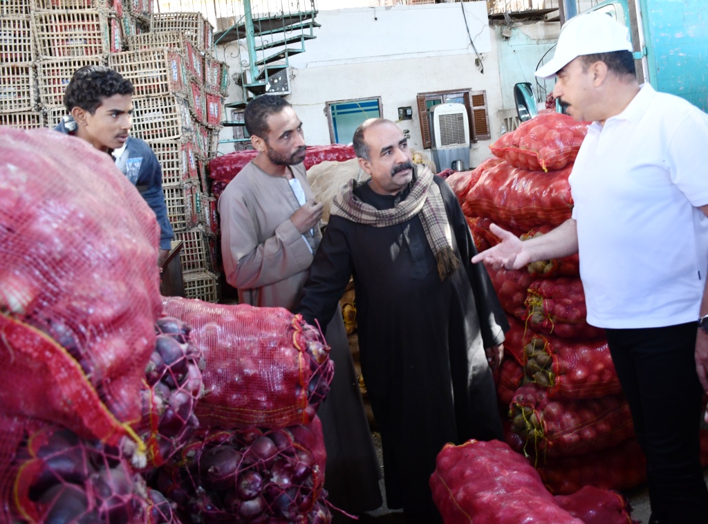 محافظ أسوان يستفسر من التجار والمواطنين