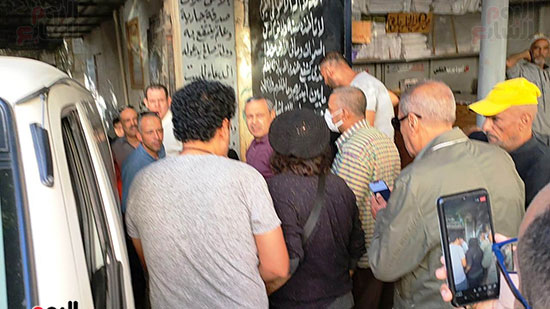 ابو-الليف-أثناء-توديع-شقيقة-بالمقابر