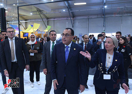 رئيس الوزراء يفتتح الجناح المصري بالمنطقة الزرقاء  (8)