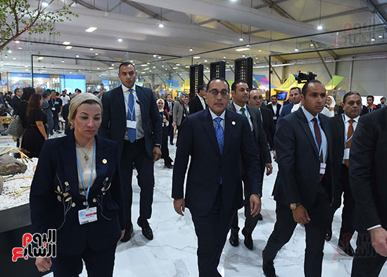 رئيس الوزراء يفتتح الجناح المصري بالمنطقة الزرقاء  (6)