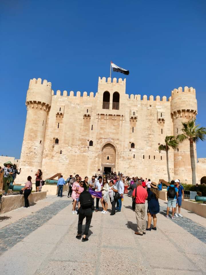 افواج سياحية في زيارة قلعة قايتباي الأثرية افواج سياحية في زيارة قلعة قايتباي الأثرية