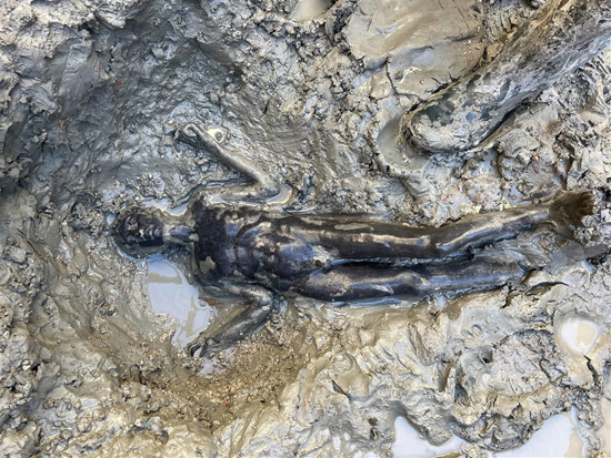 تمثال الإيفيبييخرج من الطين