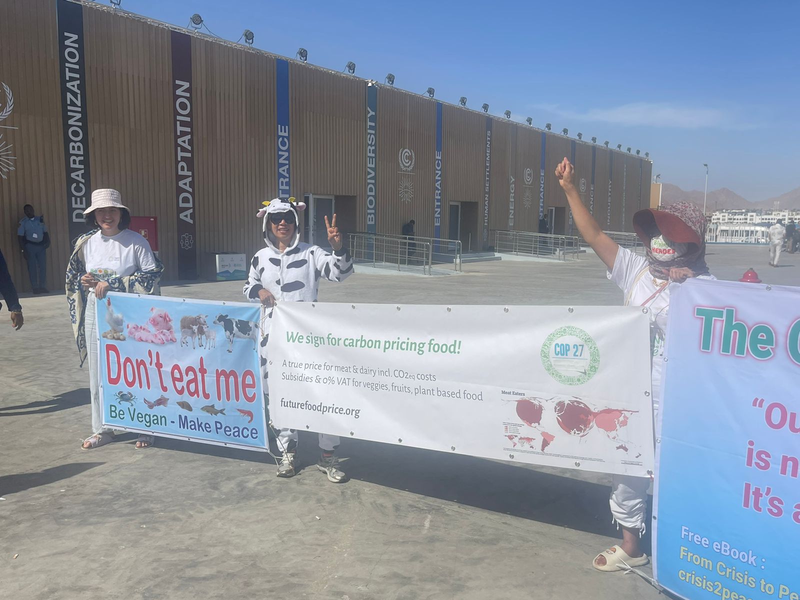 تظاهرات سلمية لمنع ذبح الحيوانات على هامش مؤتمر المناخ بشرم الشيخ