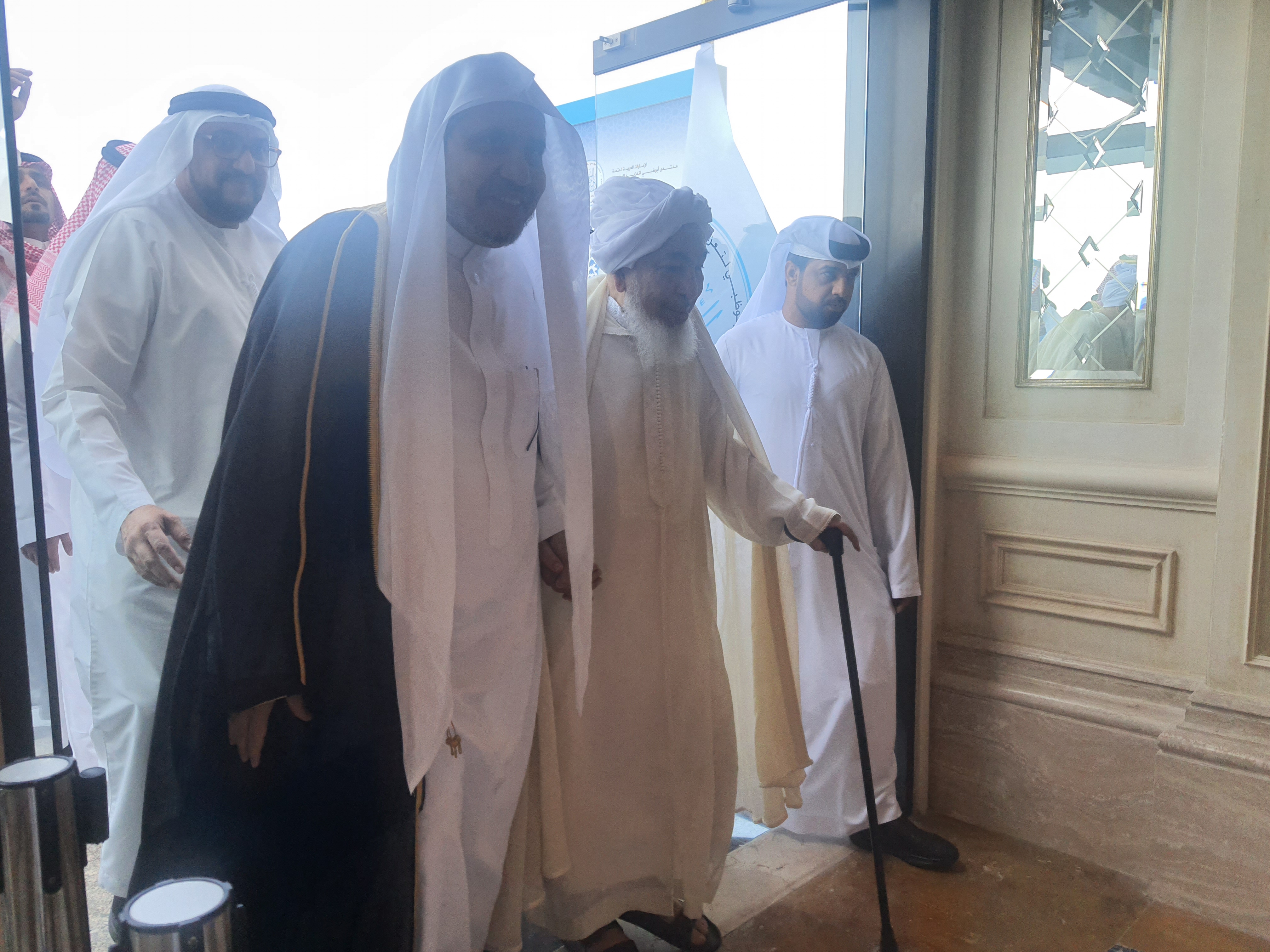 لحظة وصول وزير التسامح الإماراتى