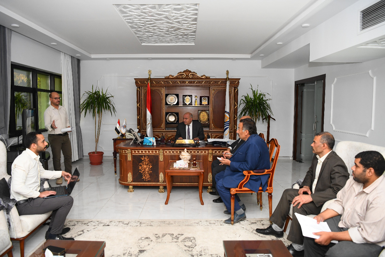 محافظ قنا يبحث تنفيذ أعمال حماية للمناطق المعرضة لأخطار السيول (2)