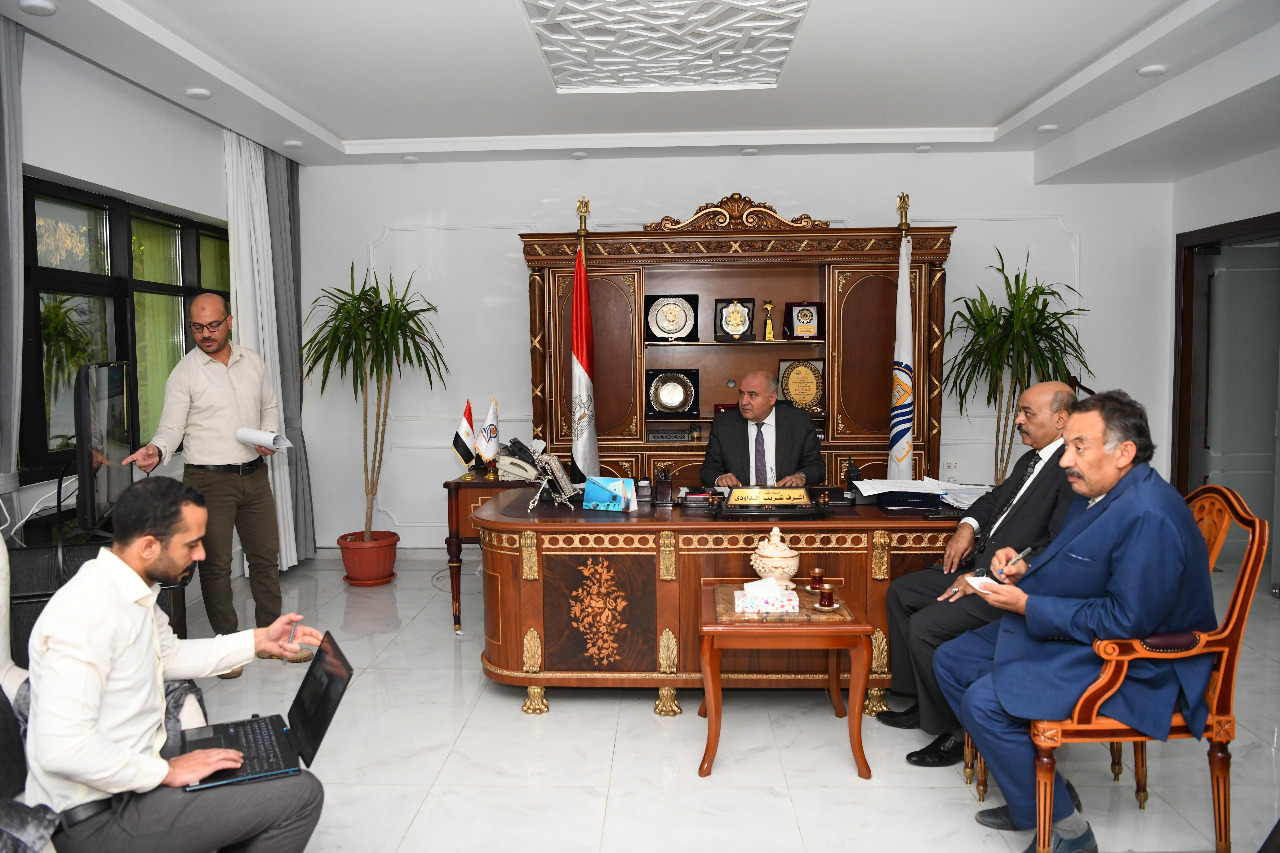 محافظ قنا يبحث تنفيذ أعمال حماية للمناطق المعرضة لأخطار السيول (3)