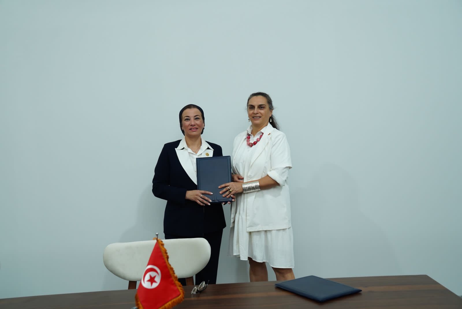 وزيرة البيئة توقع برنامجا لتعزيز التعاون بين مصر وتونس في حماية البيئة