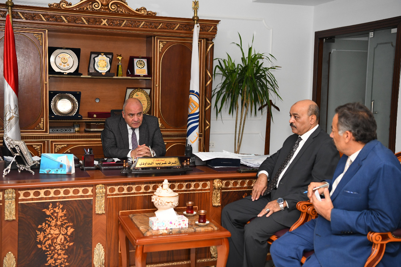 محافظ قنا يبحث تنفيذ أعمال حماية للمناطق المعرضة لأخطار السيول (1)