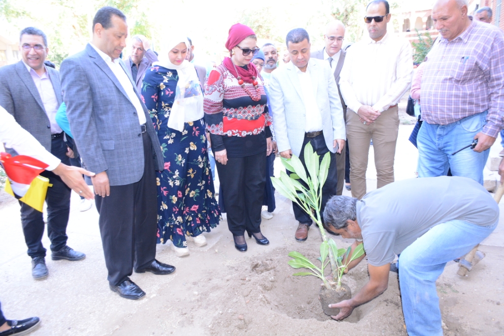 نائب رئيس جامعة أسيوط تشارك في غرس الأشجار (3)