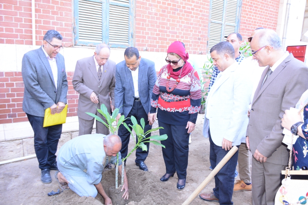 نائب رئيس جامعة أسيوط تشارك في غرس الأشجار (4)