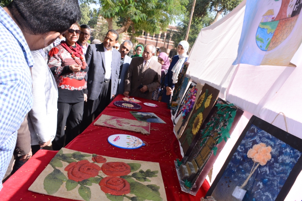 نائب رئيس جامعة أسيوط تشارك في غرس الأشجار (2)