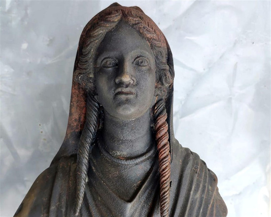تمثال أنثى