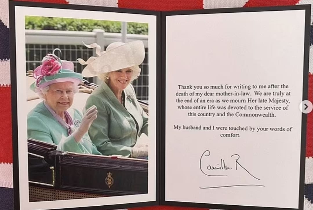 توقيع الملكة كاميلا على البطاقة