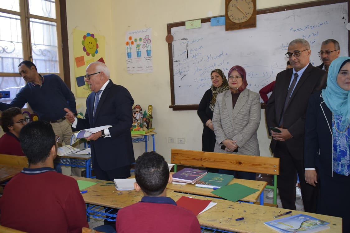 محافظ بورسعيد يتفقد مدرسة القناة الإعدادية للبنين  (2)