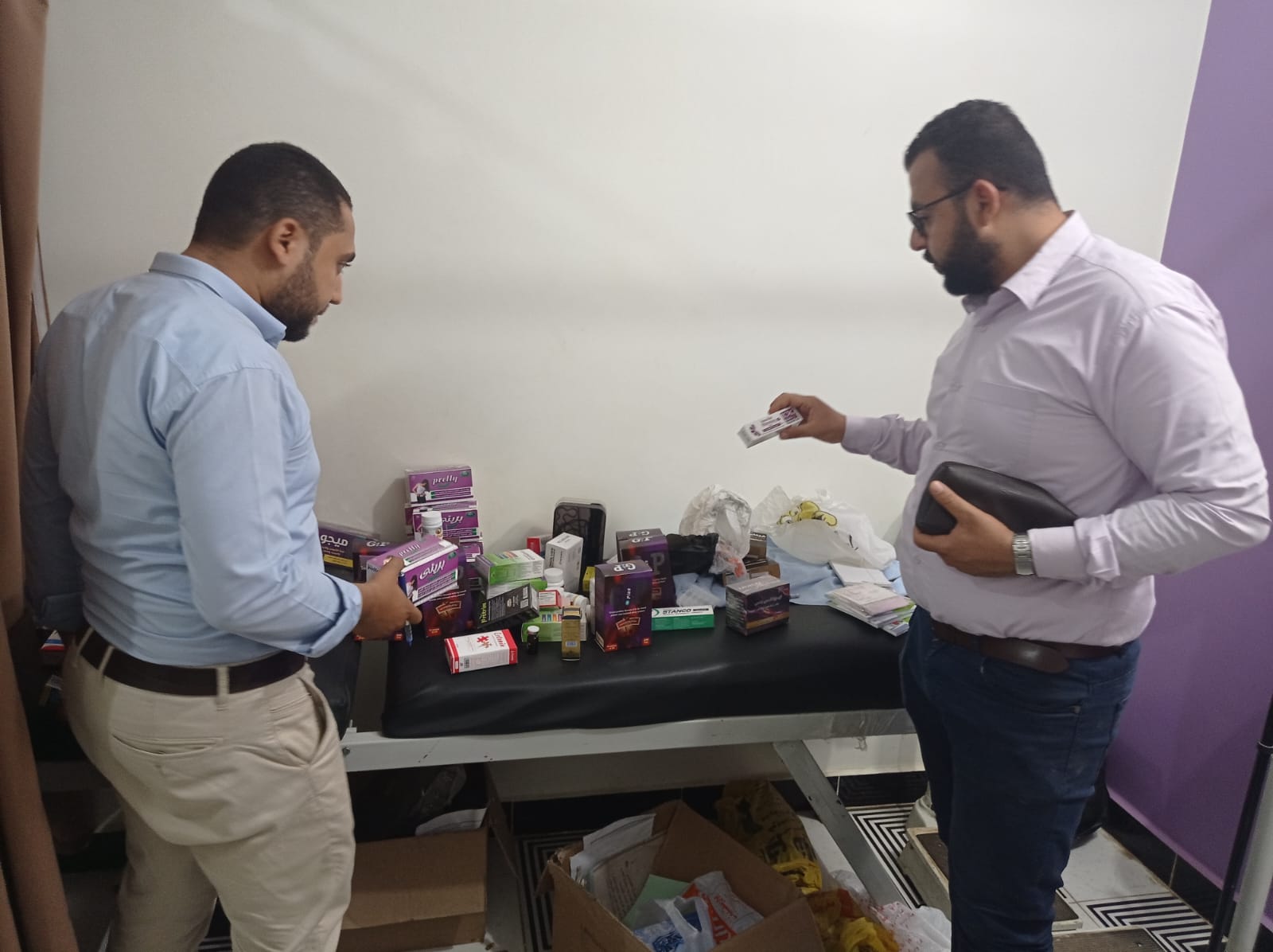 اعضاء الفريق أثناء التفتيش  (3)