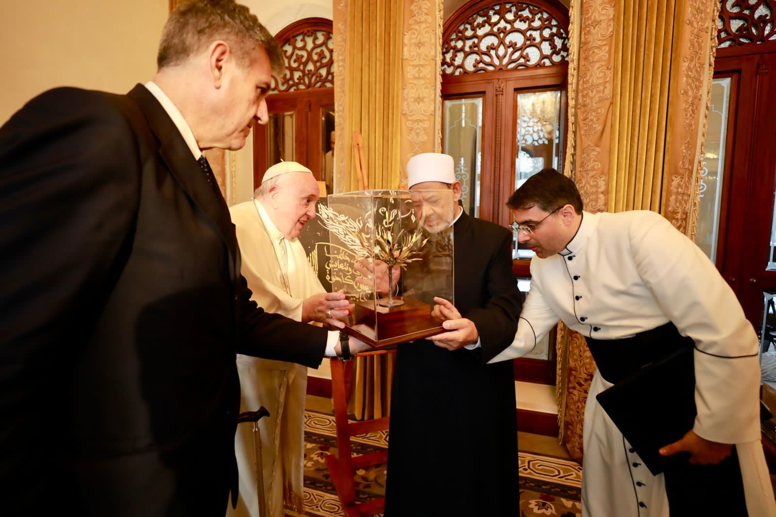 البابا فرنسيس يهدي الإمام الطيب مجسم شجرة الزيتون