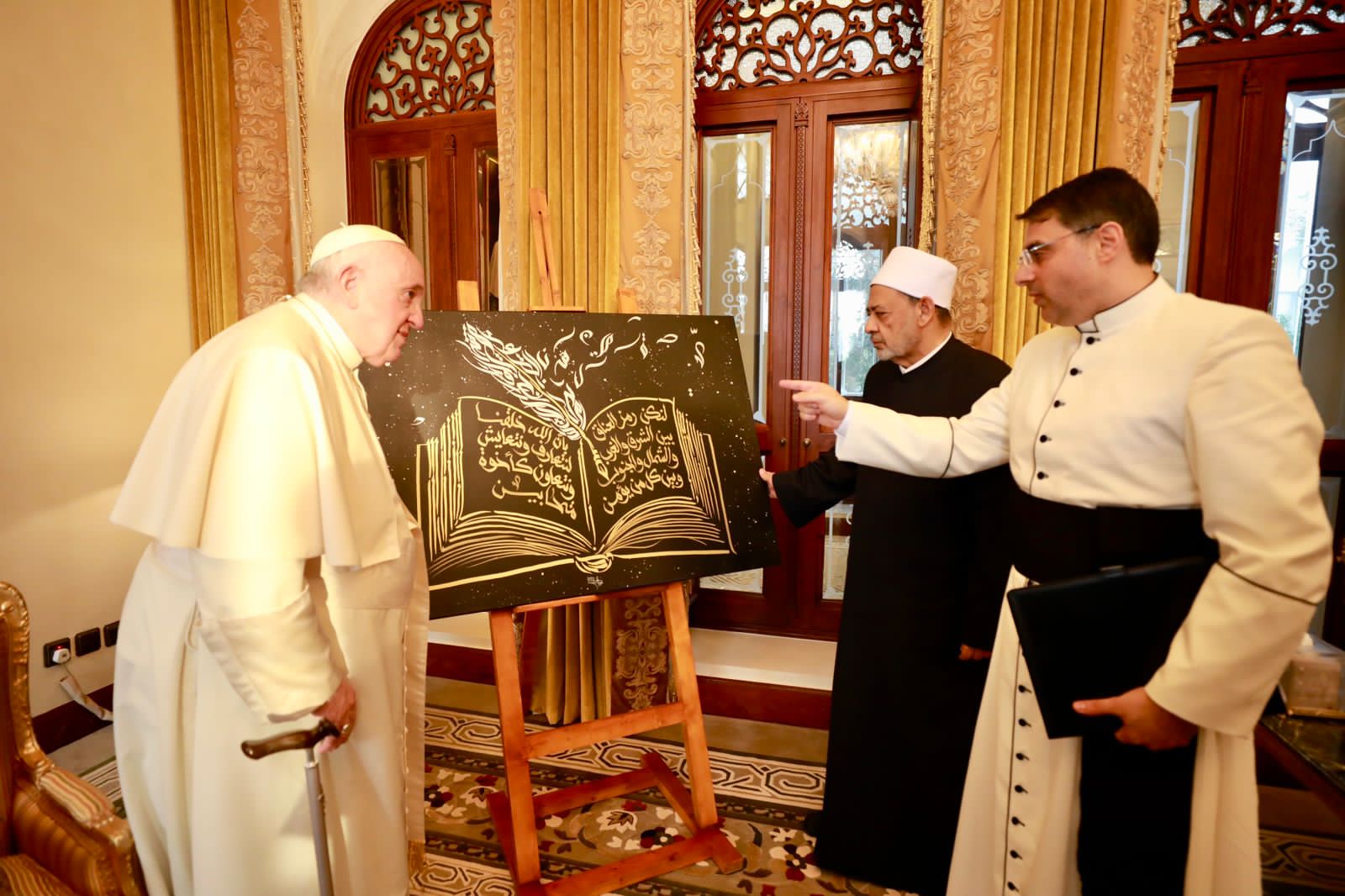 البابا فرنسيس يهدى الإمام الطيب مجسم شجرة الزيتون