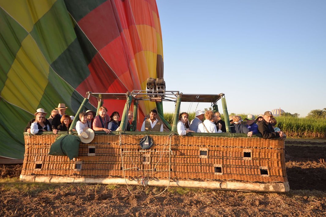 سعادة الأجانب فى قلب رحلات البالون بالأقصر سعادة الأجانب فى قلب رحلات البالون بالأقصر