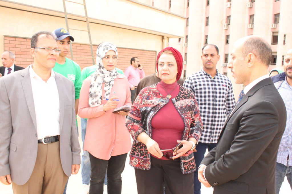 زيارة نائب رئيس جامعة أسيوط للمعرض (4)