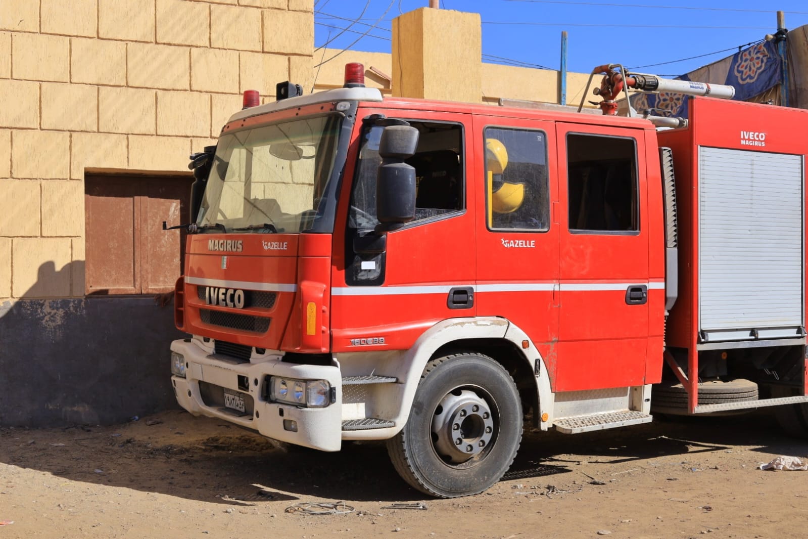 سيارات الاطفاء حول دير ماجرجرس قبل الاحتفالات