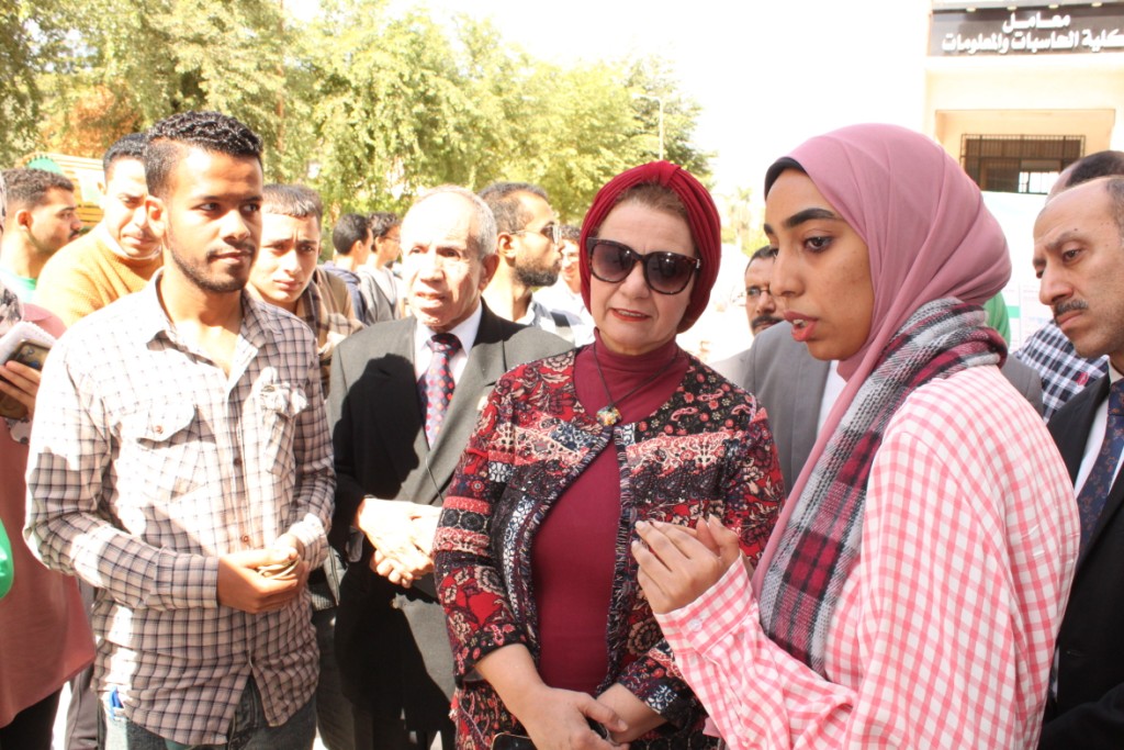 زيارة نائب رئيس جامعة أسيوط للمعرض (3)