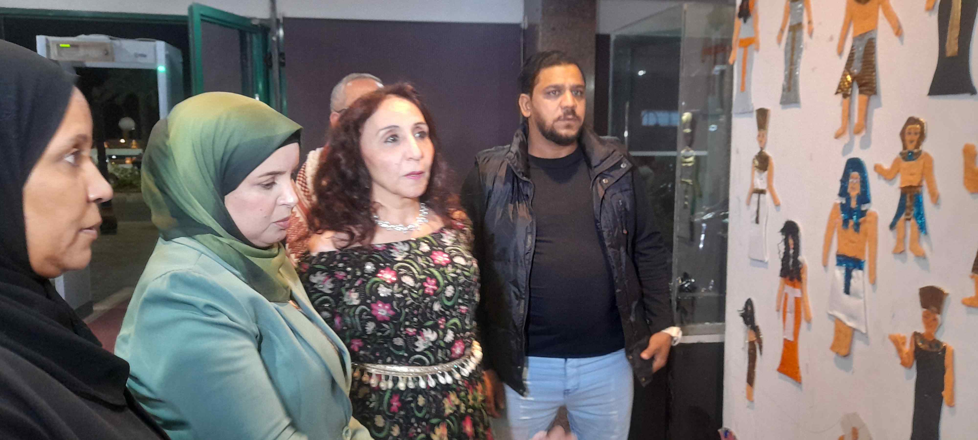 جانب من تفقد المعرض الفنى