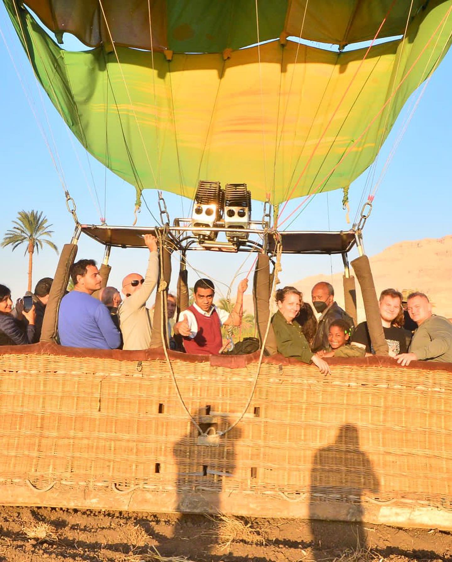 السياح خلال التحليق فى رحلة البالون