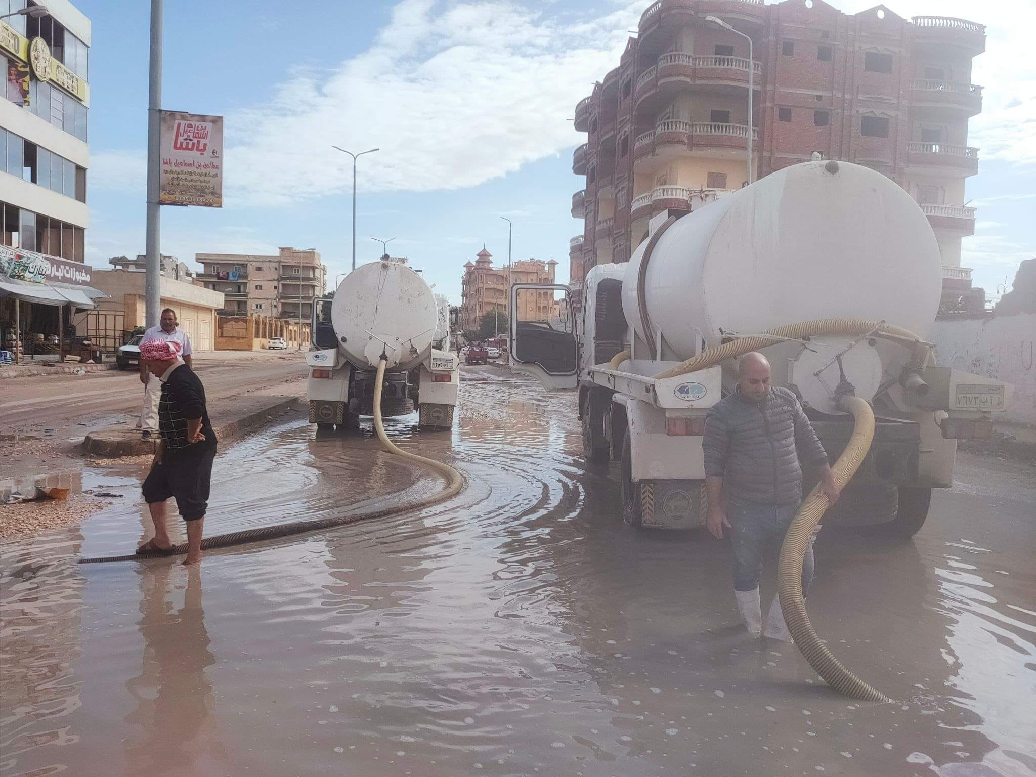 نزح  مياه الامطار من شوارع العريش