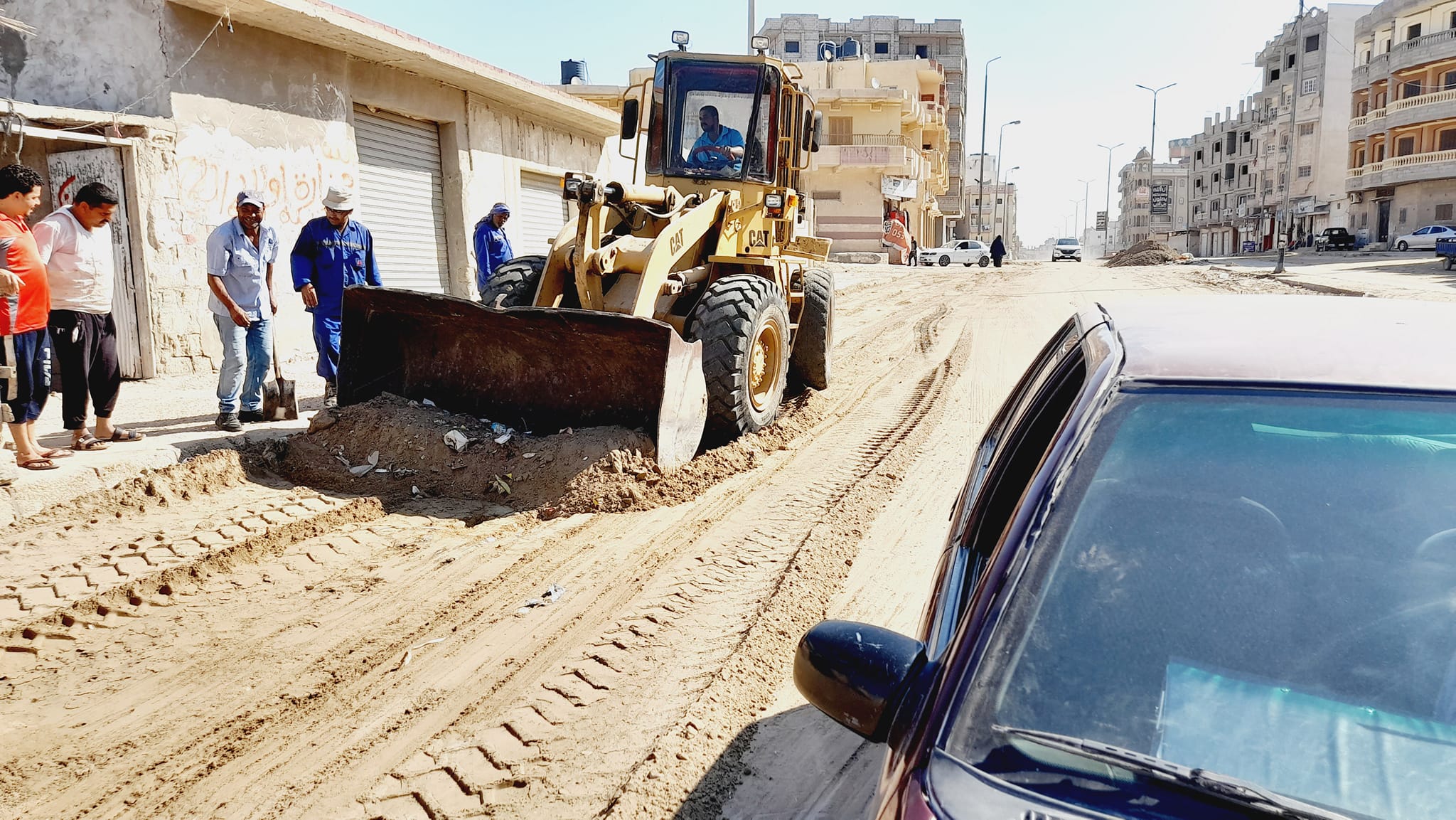 رفع الرمال من شوارع بمدينة العريش
