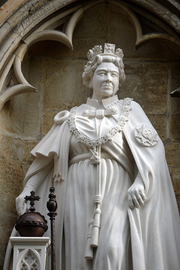 تمثال للملكة الراحلة إليزابيث الثانية في يورك مينستر