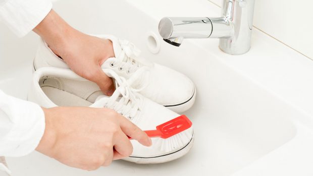 أفضل الطرق لتنظيف الحذاء الأبيض