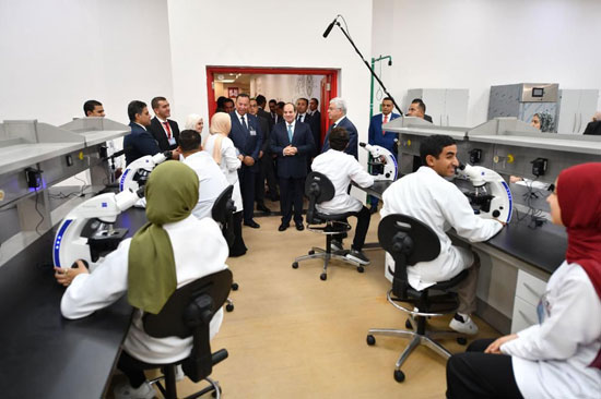 الرئيس السيسى يزور جامعة المنصورة الجديدة  (3)