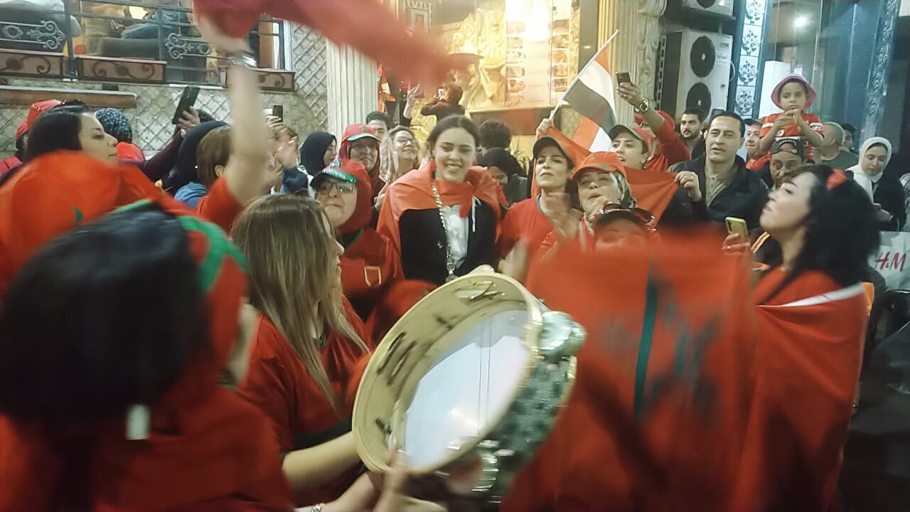احتفالات هستيريه للجالية المغربية بشوارع الإسكندرية (8)