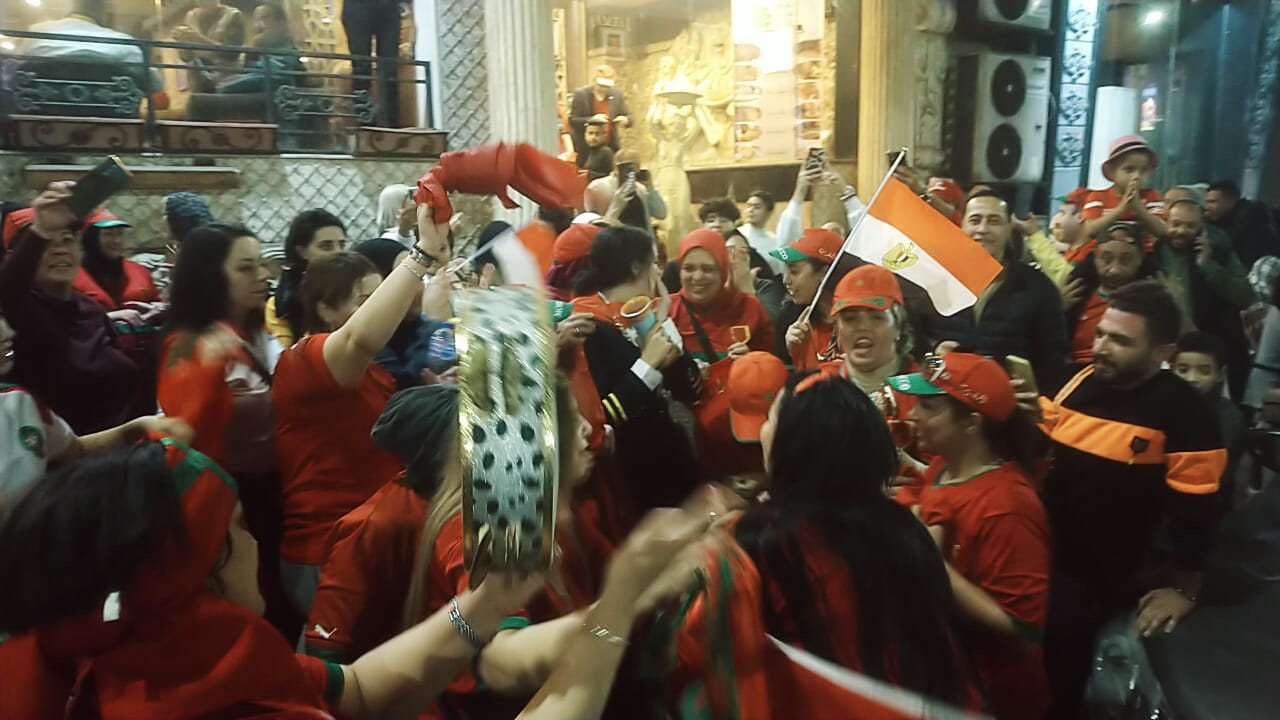 احتفالات هستيريه للجالية المغربية بشوارع الإسكندرية (6)