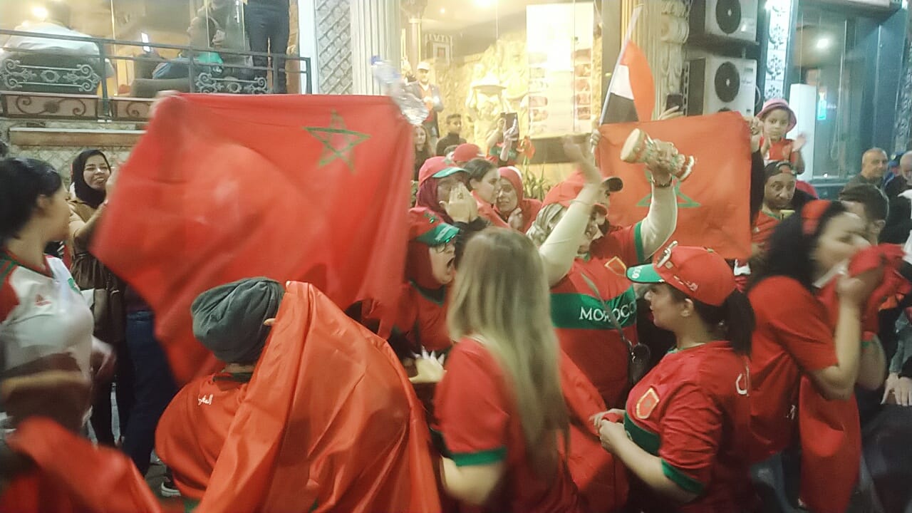 احتفالات هستيريه للجالية المغربية بشوارع الإسكندرية (1)