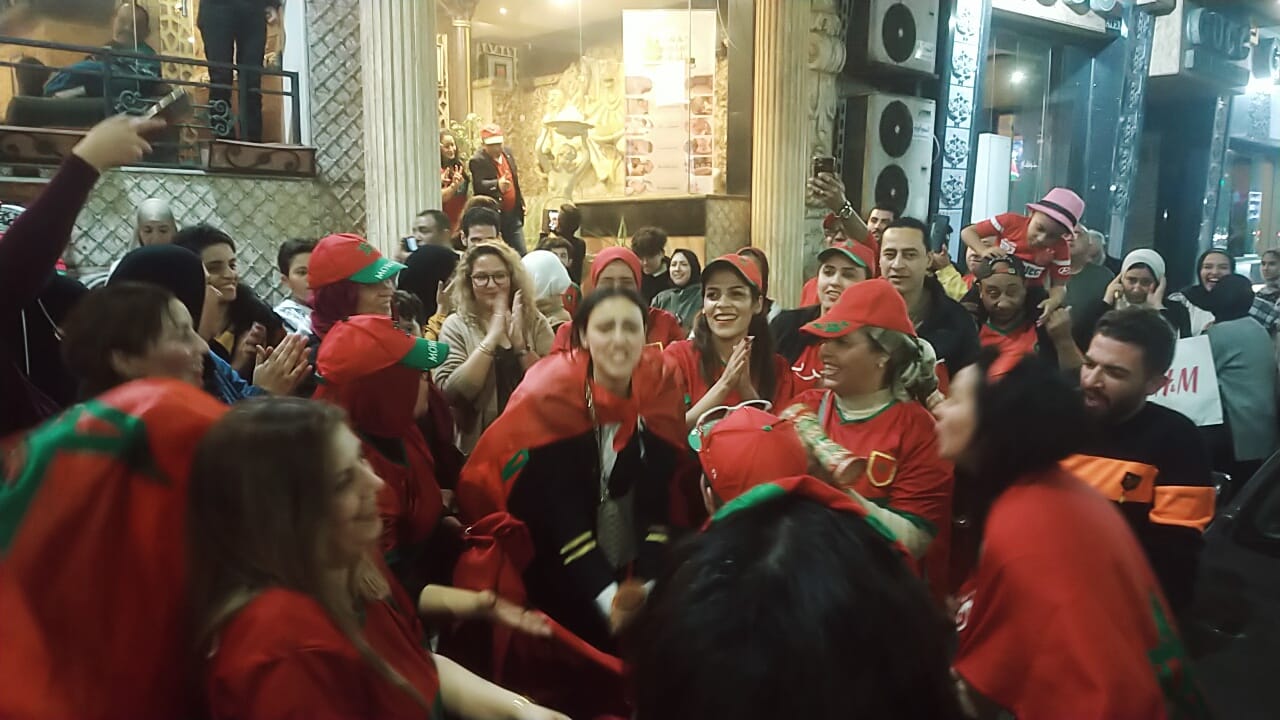 احتفالات هستيريه للجالية المغربية بشوارع الإسكندرية (12)
