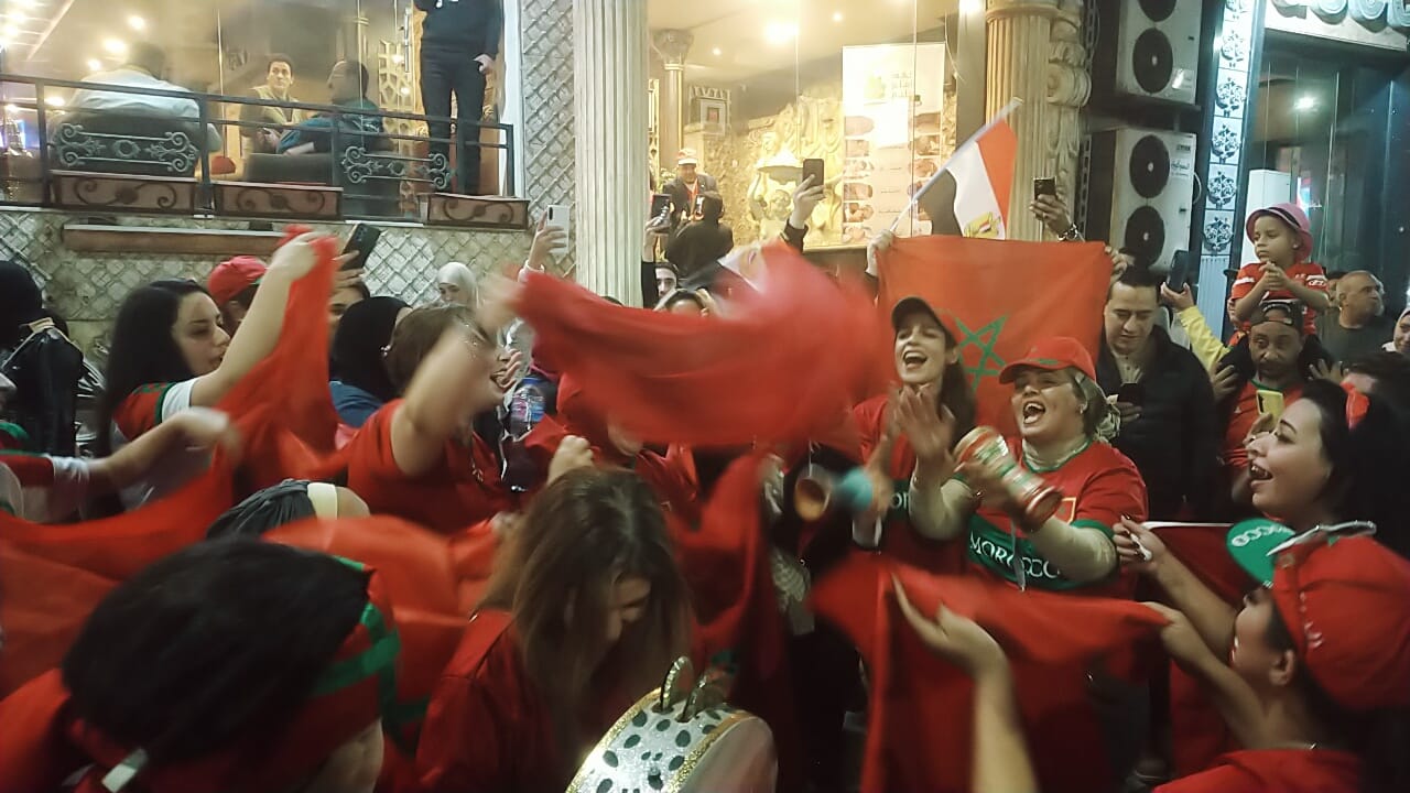 احتفالات هستيريه للجالية المغربية بشوارع الإسكندرية (10)
